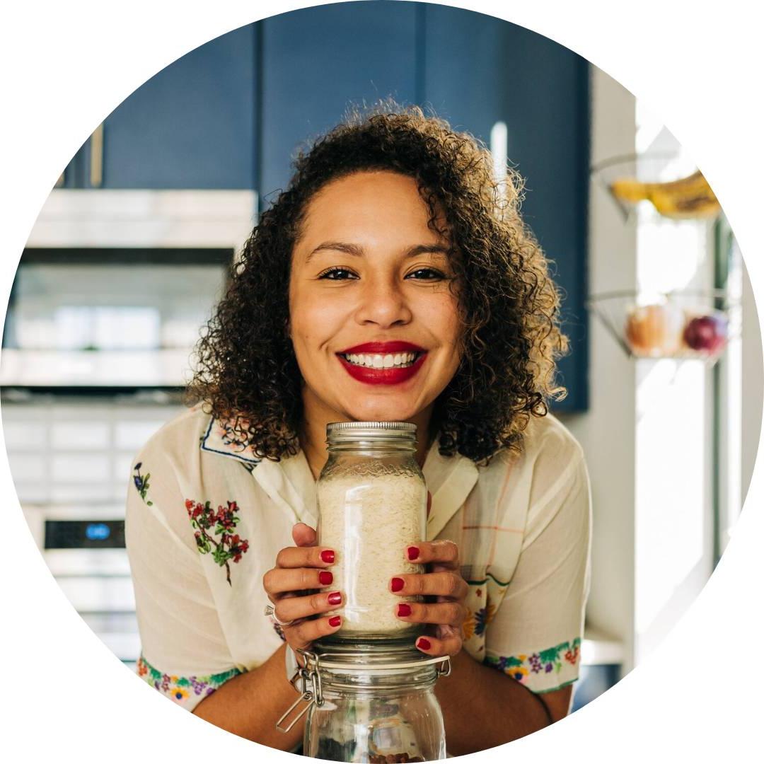 image of Instagrammer @your.latina.nutritionist smiling and holding a mason jar